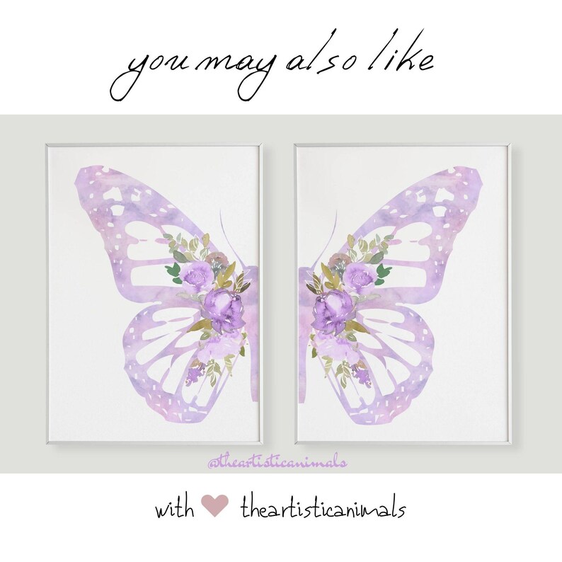 Op de afbeelding: Twee aquarel-vlinderprints met paarse bloemen en een lichtpaarse achtergrond. De prints zijn ingelijst in witte lijsten en worden getoond op een witte muur. De tekst "theartisticanimals" staat onderaan de afbeelding.