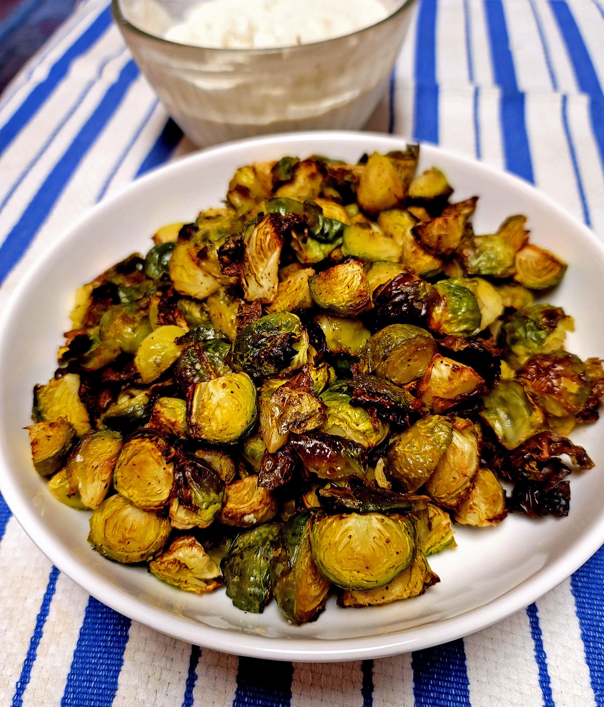 Choux de Bruxelles frits à l'air avec aïoli au citron, au poivre