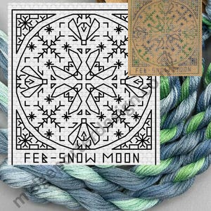 Op de afbeelding: Een kruissteekpatroon met een sneeuwvlokontwerp, met de tekst "FEB-SNOW MOON" onderaan. Het patroon is zwart op een lichtgrijze achtergrond. Een kleinere, voltooide kruissteek staat rechtsboven. Strengen blauw en groen borduurgaren liggen op de voorgrond.