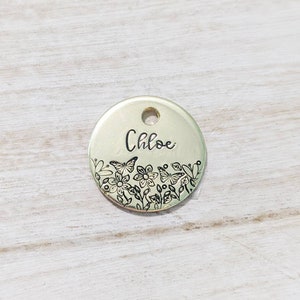Petits papillons et fleurs - Médaille d'identification pour animal de compagnie - Médaille pour chien - Médaille nominative pour animal de compagnie - Estampée à la main - Personnalisé - Collier de chien - Personnalisé - Médaille pour chien -