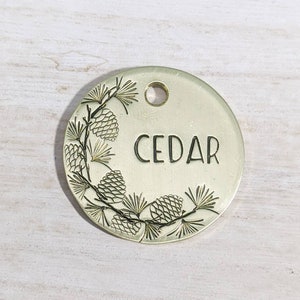Pommes de pin - Médaille d'identification pour chien - Médaille d'identification pour chien - Médaillon pour animal de compagnie - Estampée à la main - Personnalisé - Collier de chien - Personnalisé - Médaille pour chien -