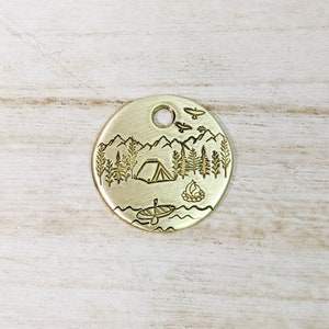 Camping dans l'arrière-pays - Médaille d'identification pour animal de compagnie - Médaille pour chien - Médaille nominative pour animal de compagnie - Estampée à la main - Personnalisé - Collier de chien - Personnalisé - Médaille pour chien -