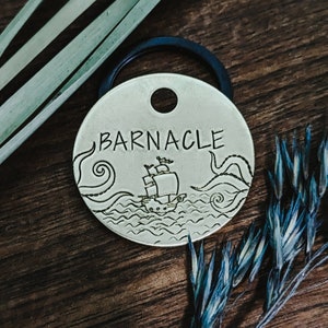 Médaille d'identification pour animal de compagnie-créature de la mer-plaque d'identité pour chiens-médaillon d'animal de compagnie-estampé à la main-personnalisé-personnalisé-plaque d'identification-chien-pieuvre-navire-océan