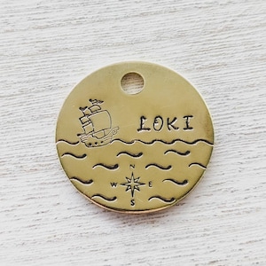 Sail Away - Médaille d'identification pour animal de compagnie - Médaille pour chien - Médaillon pour animal de compagnie - Estampée à la main - Personnalisé - Collier de chien - Personnalisé - Médaille pour chien - Bateau - Boussole