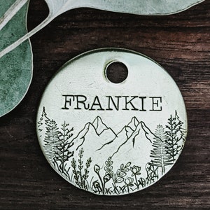 Mount Wilderness - Médaille d'identification pour animal de compagnie - Médaille pour chien - Médaille nominative pour animal de compagnie - Estampée à la main - Personnalisé - Sur mesure - Montagnes - Arrière-pays - Soleil