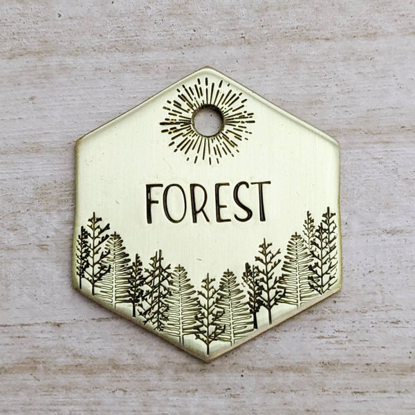 Wilderness Forest - Étiquette d’identification d’animal de compagnie - Plaque d’identité pour chiens - Étiquette nominative pour animal de compagnie - Estampillée à la main - Personnalisée - Personnalisée - Plaque d’identité - Soleil - Forêt