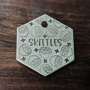 Presse-citron - Médaille d'identification pour chien - Médaille d'identité pour chien - Médaillon pour animal de compagnie - Estampée à la main - Personnalisé - Collier de chien - Personnalisé - Médaille pour chien - Acide - Limonade