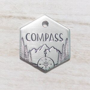 Boussole - Étiquette d’identification d’animal de compagnie - Plaque d’identité pour chiens - Étiquette nominative pour animal de compagnie - Estampillée à la main - Personnalisée - Collier pour chien - Personnalisée - Plaque d’identité -