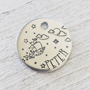 Pays imaginaire - Médaille d'identification pour animal de compagnie - Médaille pour chien - Médaille d'identification pour animal de compagnie - Estampée à la main - Personnalisé - Médaille pour chien - Bateau pirate - Nuit - Peter Pan