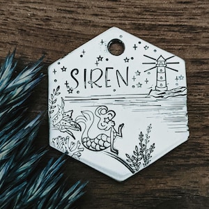 Sirène - Médaille d'identification pour animal de compagnie - Médaille pour chien - Médaille d'identification pour animal de compagnie - Estampée à la main - Sirène - Personnalisé - Médaille pour chien - Océan - Récif - Corail - Mer - Phare