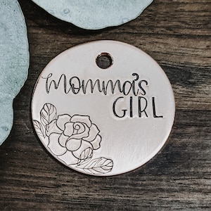 Momma's Girl - Rose - Médaille d'identification pour animal de compagnie - Médaille pour chien - Médaillon pour animal de compagnie - Estampée à la main - Personnalisé - Fleur - Personnalisé - Médaille pour chien - Floral - Girly - Maman