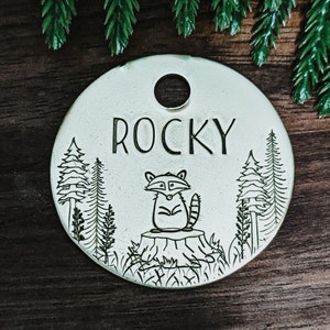 Rocky Raccoon - Médaille d'identification pour animal de compagnie - Médaille pour chien - Médaille pour animal de compagnie - Estampée à la main - Personnalisé - Sur mesure - Faune - Canadien - Animaux - Raton laveur