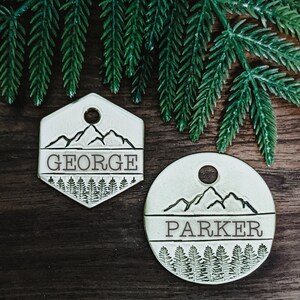 Mount Wilderness - Médaille d'identification pour animal de compagnie - Médaille pour chien - Médaille nominative pour animal de compagnie - Estampée à la main - Personnalisé - Sur mesure - Montagnes - Arrière-pays - Soleil