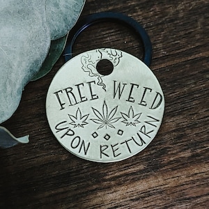 Médaille d'identification pour animal de compagnie - Weed gratuite - Médaille pour chien - Médaille nominative pour animal de compagnie - Estampée à la main - Médaille pour chien personnalisée - Personnalisé - Mary Jane - Pot - Fleur - Boutons