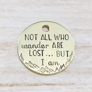 Tous ceux qui errent ne sont pas perdus, mais je le suis - Médaille d'identification pour animal de compagnie - Médaille pour chien - Médaillon pour animal de compagnie - Estampée à la main - Médaille pour chien personnalisée - Personnalisé - Smashpaw - Perdu