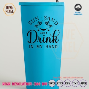 Puede incluir: Un vaso de color turquesa con tapa negra y pajita plateada. El vaso presenta el texto "Sun, Sand, and a Drink in My Hand" en negro, con palmeras y una hamaca.