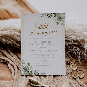Könnte beinhalten: Eine Einladungskarte zum 50. Hochzeitstag mit dem Text "Shhh... it's a surprise!" in Gold. Die Einladung enthält Details für Donna & Davids Feier, florale Akzente und ein goldenes Wachssiegel.