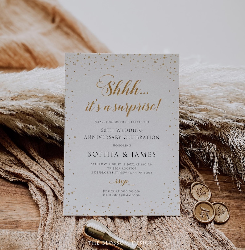 K&ouml;nnte beinhalten: Eine wei&szlig;e Einladungskarte mit goldenem Text und konfettiartigen Punkten. Der Text lautet "Shhh... it's a surprise!" und k&uuml;ndigt eine Feier zum 50. Hochzeitstag zu Ehren von Sophia & James an. Inklusive RSVP-Details.
