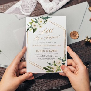 Puede incluir: Una tarjeta de invitaci&oacute;n blanca con detalles geom&eacute;tricos dorados e ilustraciones florales. La tarjeta dice "Shhh... It's a Surprise!" y contiene detalles para una celebraci&oacute;n del 50 aniversario de Karen & James.