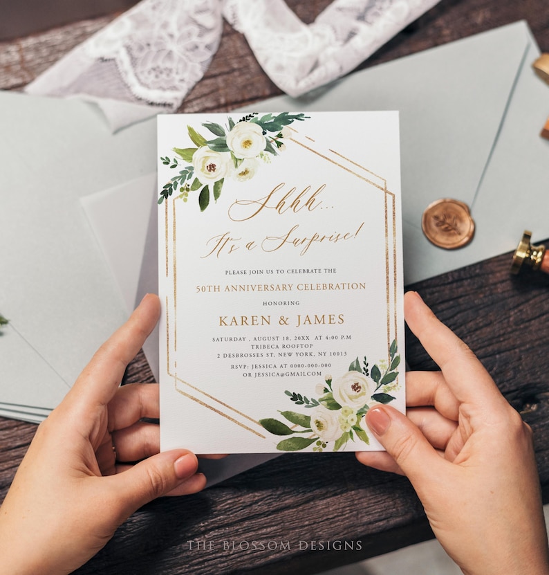 Puede incluir: Una tarjeta de invitaci&oacute;n blanca con detalles geom&eacute;tricos dorados e ilustraciones florales. La tarjeta dice "Shhh... It's a Surprise!" y contiene detalles para una celebraci&oacute;n del 50 aniversario de Karen & James.