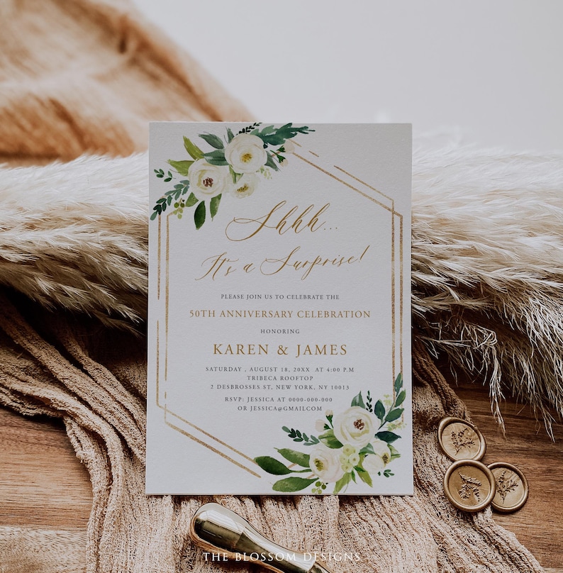 Puede incluir: Una tarjeta de invitaci&oacute;n blanca con bordes geom&eacute;tricos dorados y arreglos florales. El texto dice "Shhh... It's a Surprise!" y anuncia una celebraci&oacute;n del 50 aniversario para Karen & James. Incluye detalles de RSVP.
