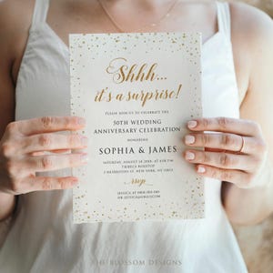 K&ouml;nnte beinhalten: Eine cremefarbene Einladung mit goldenem Text und konfettiartigen Akzenten. Die Einladung lautet "Shhh... it's a surprise!" und k&uuml;ndigt eine Feier zum 50. Hochzeitstag f&uuml;r Sophia & James an. Inklusive RSVP-Details.