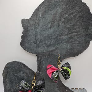 Wet Look Schmetterlingsschleifen-Ohrringe - Mehrfarbiger grüner, rosa & schwarzer Stoff