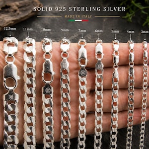 Peut inclure: Une main présente une variété de colliers chaîne en argent massif 925. Les chaînes varient en épaisseur de 2 mm à 12,5 mm, avec des étiquettes de taille. Le texte "SOLID 925 STERLING SILVER" et "MADE IN ITALY" est visible.