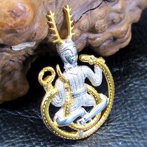 Ciondolo in argento sterling massiccio 925 raffigurante il dio celtico degli inferi Cernunnos, maestro della caccia, amuleto del dio cornuto, gioiello con accenti in oro 18k. Silver & 18K Gold