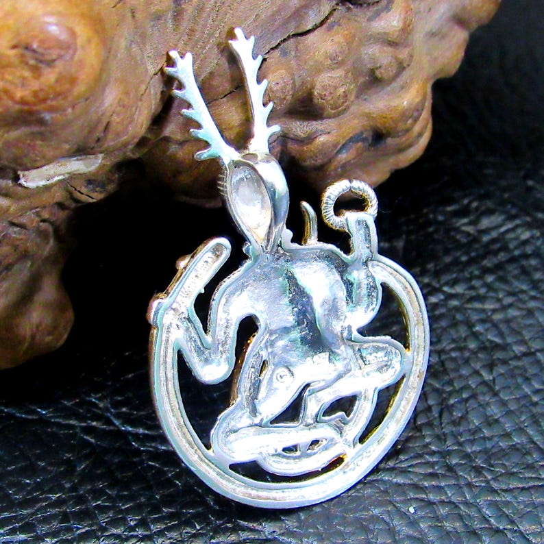Ciondolo in argento sterling massiccio 925 raffigurante il dio celtico degli inferi Cernunnos, maestro della caccia, amuleto del dio cornuto, gioiello con accenti in oro 18k. immagine 2