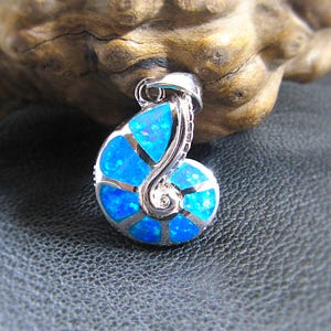 925 Sterling Silber und Blau Opal Muschel Anhänger, Nautilus Muschel Schmuck, Ammonit Fossil Anhänger, Meersand Ozean und Meeresinteresse