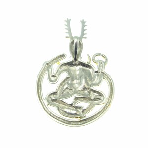 Ciondolo in argento sterling massiccio 925 raffigurante il dio celtico degli inferi Cernunnos, maestro della caccia, amuleto del dio cornuto, gioiello con accenti in oro 18k. immagine 7