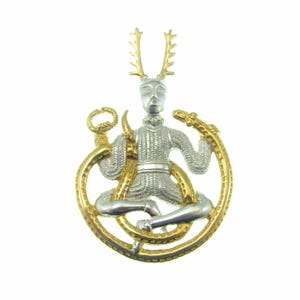 Ciondolo in argento sterling massiccio 925 raffigurante il dio celtico degli inferi Cernunnos, maestro della caccia, amuleto del dio cornuto, gioiello con accenti in oro 18k. immagine 3