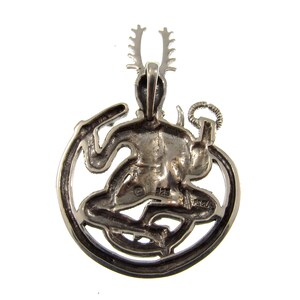 Pu&ograve; includere: Ciondolo in argento con una rappresentazione dettagliata di una figura cornuta in una cornice circolare. La figura &egrave; seduta con le gambe incrociate e le braccia distese. Il ciondolo ha un anello nella parte superiore per attaccarlo a una catena.