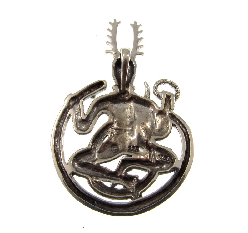 Pu&ograve; includere: Ciondolo in argento con una rappresentazione dettagliata di una figura cornuta in una cornice circolare. La figura &egrave; seduta con le gambe incrociate e le braccia distese. Il ciondolo ha un anello nella parte superiore per attaccarlo a una catena.