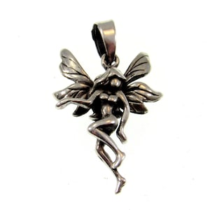 Peut inclure: Un pendentif en argent représentant une fée détaillée avec les ailes déployées. La fée est représentée en vol avec un design délicat et féminin.