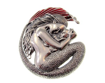 Colgante de diapositiva de sirena de maternidad de plata de ley 925 maciza con esmalte rojo de la célebre artista Selina French, sirena sosteniendo bebé