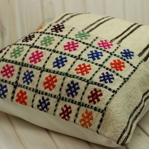 Vintage Kilim Pillow Cover: Hand-spun Wool, Boho Home Decor (24x24in)