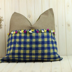 Vintage Turkish Kilim Pillow Cover: Boho Chic Wool Cushion (24x24in)