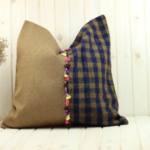 Vintage Turkish Kilim Pillow Cover: Boho Chic Wool Cushion (24x24in)