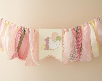 Este pollito cumple UN año - Decoración para la trona - Decoración para el primer cumpleaños de un pollito