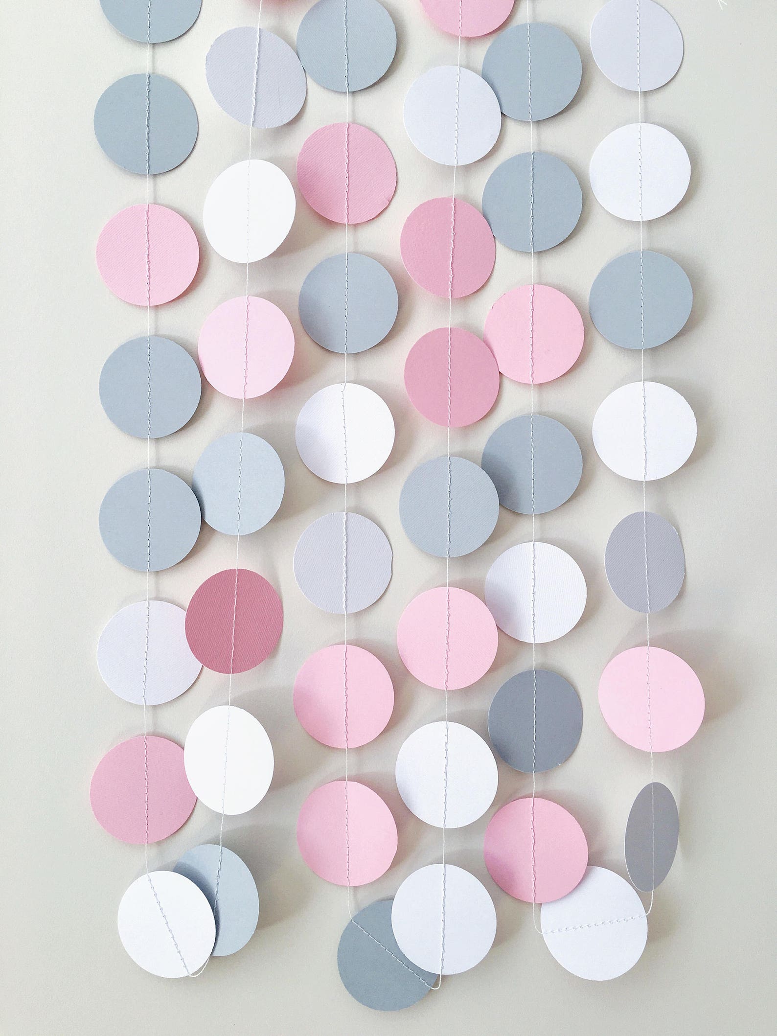 поделки для детей гирлянда круглая. гирлянда из кругов бумаги. гирлянда из кружочков. гирлянда из кружочков своими руками. гирлянда из кружочков.