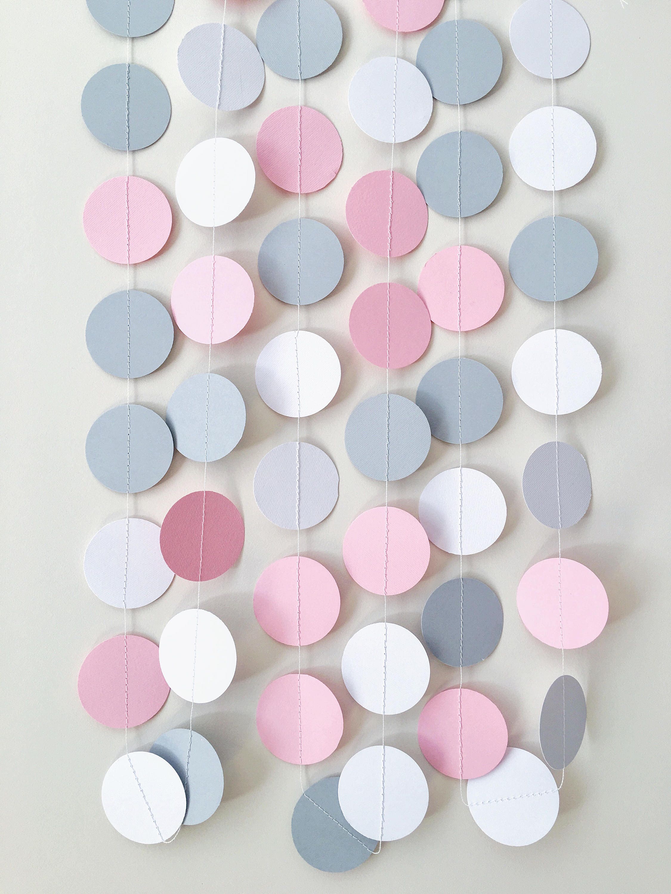 Гирлянда из кружочков белый голубой. How to make circle ball kids. Кружочки из бумаги от голубого к белому. Paper circles. Гирлянда из кругов бумаги.