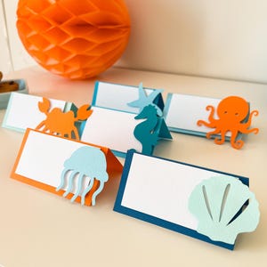 Onder de zeevoedseletiketten, verjaardag van oceaandieren, babyshower van zeedieren, plaatskaarten