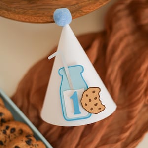 Un dolce cappello da festa per bambini, latte e biscotti per il primo compleanno