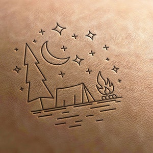 Könnte beinhalten: Eine Schwarz-Weiß-Linienzeichnung einer Camping-Szene mit einem Zelt, einem Baum, einem Lagerfeuer und einem Halbmond mit Sternen.