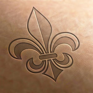 Könnte beinhalten: Ein brauner Lederhintergrund mit einem braunen, stilisierten Fleur-de-lis-Design.