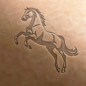 Puede incluir: Un dibujo de línea negra de un caballo que se levanta sobre sus patas traseras, con la cabeza girada hacia un lado. El caballo está representado de una manera estilizada, casi abstracta, con su melena y cola flotando en el viento. La imagen está sobre un fondo marrón claro.