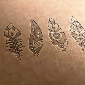 Può includere: Quattro diversi disegni di piume sono incisi su una superficie in pelle marrone chiaro. Le piume sono stilizzate e presentano dettagli intricati.
