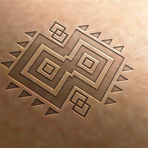 Peut inclure: Un motif géométrique de couleur marron est embossé sur une surface en cuir brun clair.